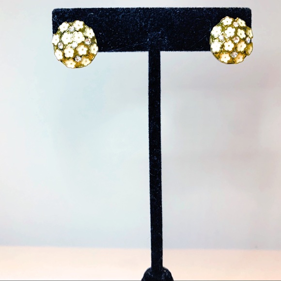 Adorable round button Earrings w/ little flowers - Picture 7 of 8